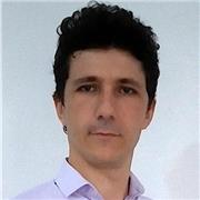 Ingénieur en disponibilité donne des cours de sciences en ligne